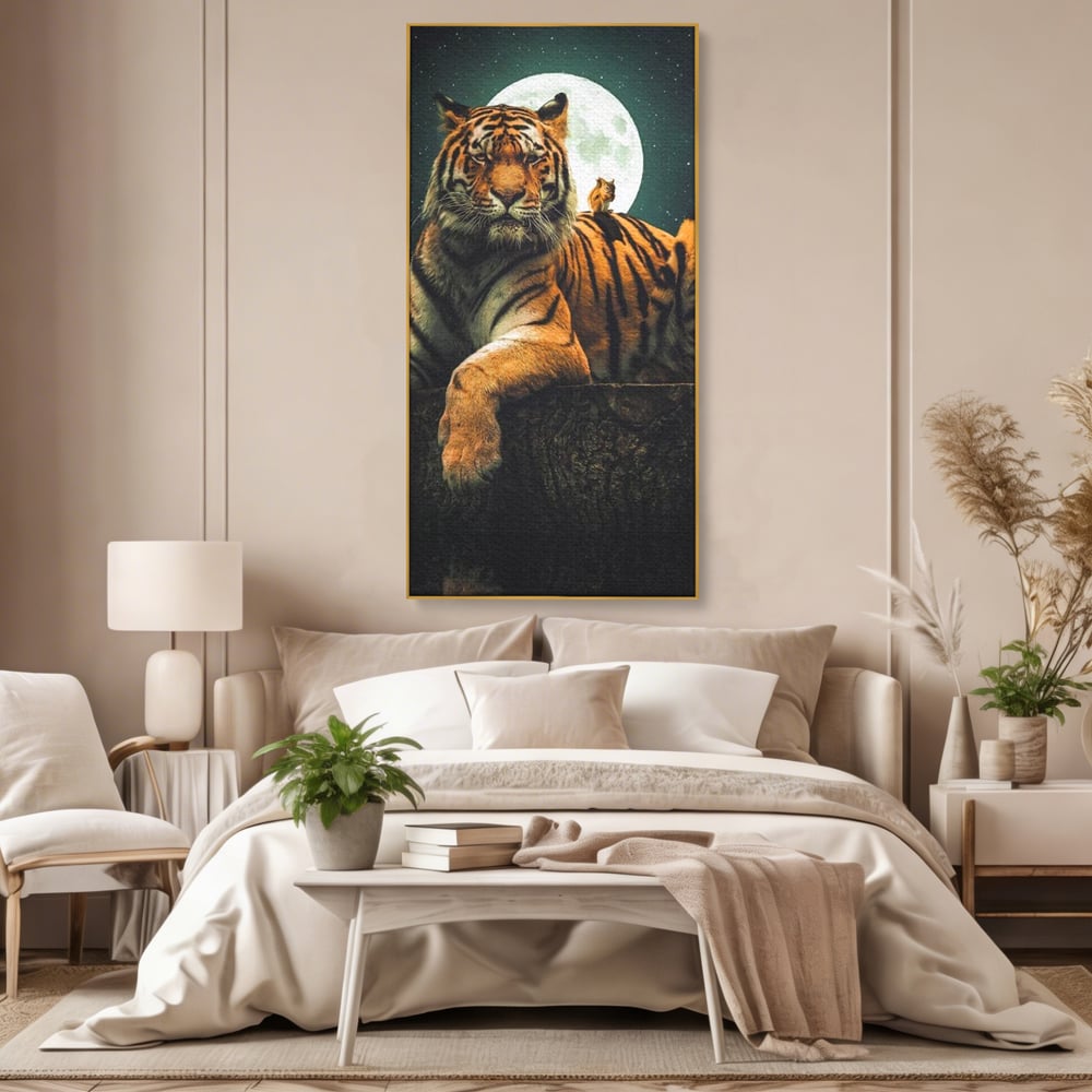 Tablou canvas cu tablou canvas cu tigru si veverita, in rama de aluminiu auriu, pe perete intr-un dormitor
